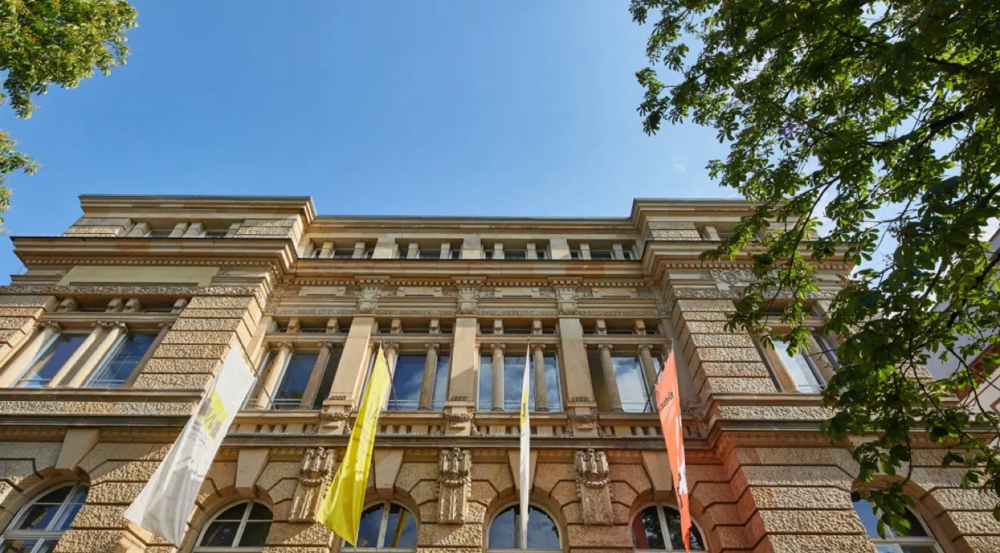 Die Fassade des Hauses der Akademien mit den Fahnen der Akademien